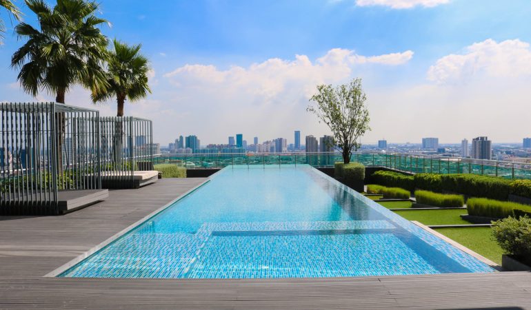 Piscine sur mesure en béton projeté : pourquoi choisir ce type de piscine ?