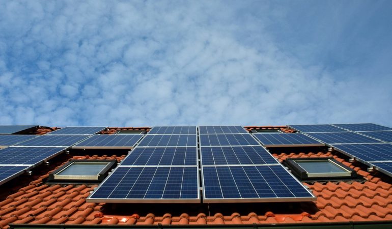 Quel prix prévoir pour installer des panneaux solaires sur le toit de ma maison ?