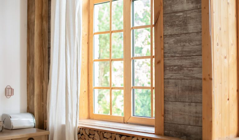 Fenêtres et portes en bois : sublimer l’intérieur entre style traditionnel et contemporain